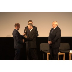 Burmistrz Zatora odbiera wyr&oacute;żnienie oraz nagrodę